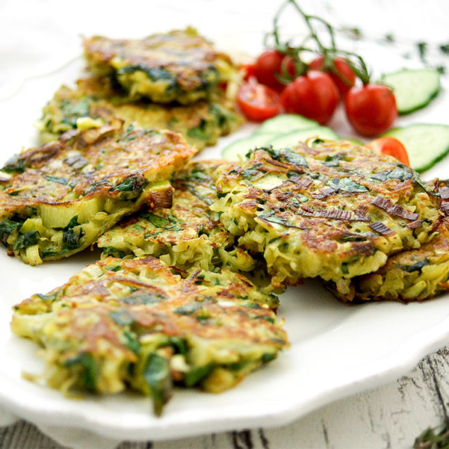 Rezept für Lauch-Kartoffelpuffer mit Blauschimmelkäse (Roquefort) und Spinat. Reibekuchen. Einfache, Schnelle Rezepte aus frischen Zutaten, Elle Republic