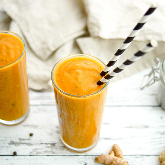 Rezept für einen Papaya Smoothie mit Kurkuma, Ingwer, Chiasamen, Kokosöl und Zimt