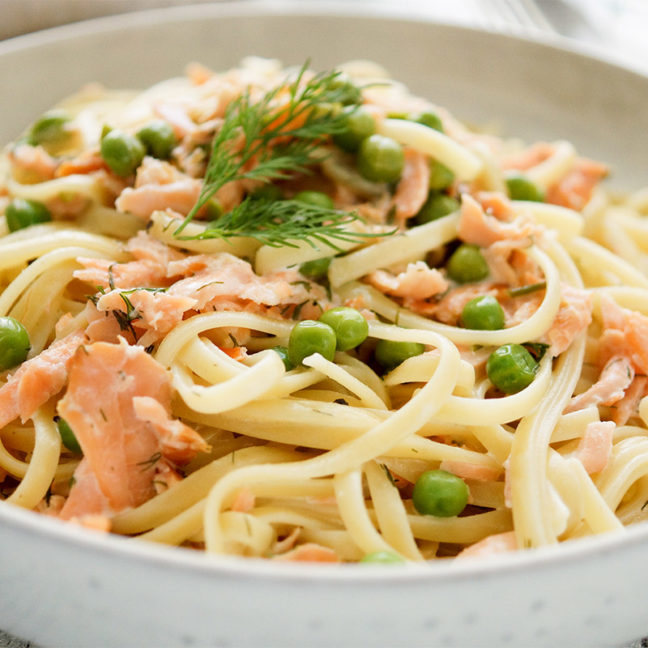 Rezept für cremige Räucherlachs Pasta mit Erbsen, Crème Fraîche , Zitrone und Dill