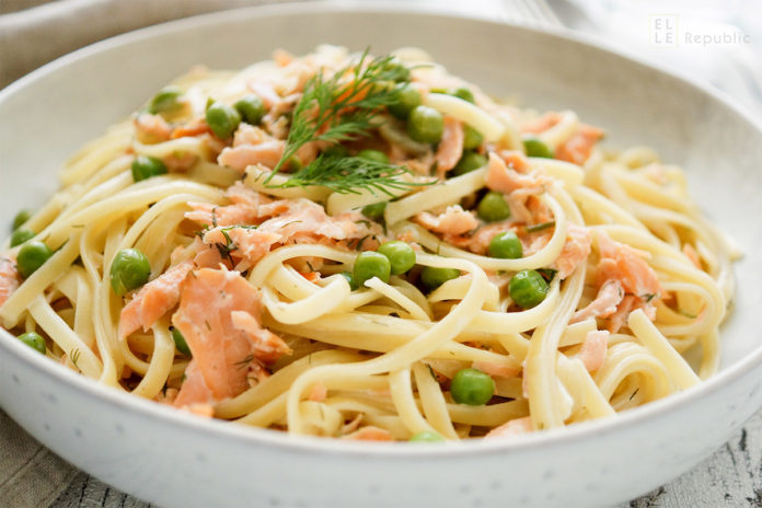 Rezept für cremige Räucherlachs Pasta mit Erbsen, Crème Fraîche , Zitrone und Dill