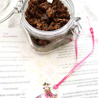 Selbstgemachtes Knusper-Müsli (Granola) Rezept einfaches Rezept für ein Knusper-Müsli mit Schokoladen, Walnusse, Mandeln und rohes Cacoa
