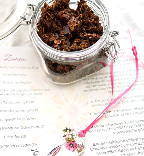 Selbstgemachtes Knusper-Müsli (Granola) Rezept einfaches Rezept für ein Knusper-Müsli mit Schokoladen, Walnusse, Mandeln und rohes Cacoa
