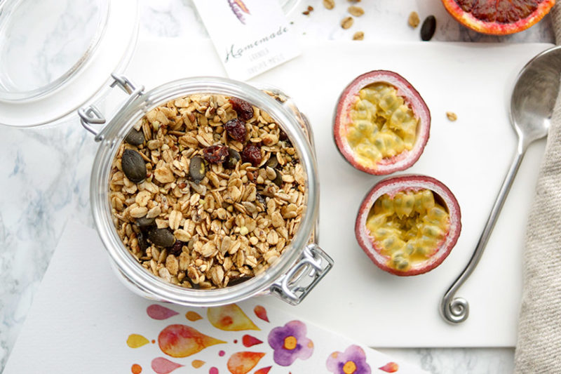 Geschenkideen - Selbstgemachtes Knusper-Müsli (Granola) Rezept einfaches Rezept für ein Knusper-Müsli mit Buchweizen, Sonnenblumenkernen, Kürbiskernen, Leinsamen, Chiasamen und carinokarten Geschenkanhängern