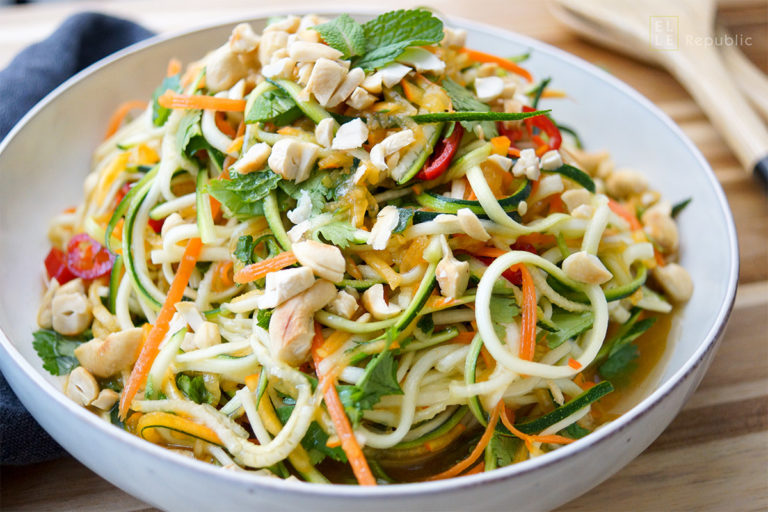 Thai Salat-Dressing für einen Thai-Zucchininudeln-Salat mit Karotten und Kaki oder Mango, Glutenfrei, Low-carb