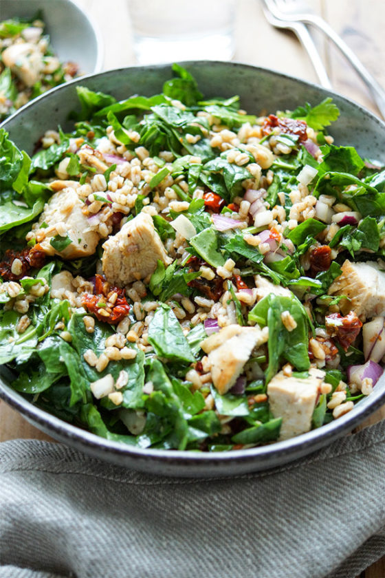 Dinkelsalat mit Huhn, trockenen Tomaten &amp; Mandeln | Elle Republic