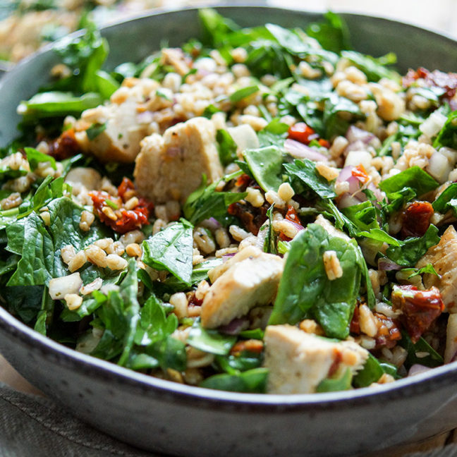 einfache Rezept für einen Dinkelsalat mit gegrilltem Hühnchen, getrocknete Tomaten, geröstete Mandeln, rote Zwiebel und junger Spinat