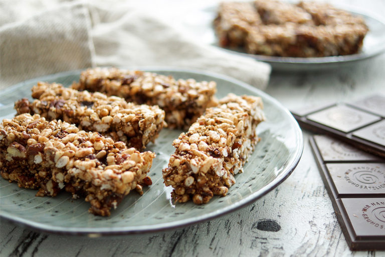 Energieriegel Rezept mit Nüssen & GEPA Schokolade „Fleur de Sel Noir“, Honig, Puffreis, Amaranth, Nüsse, Körner