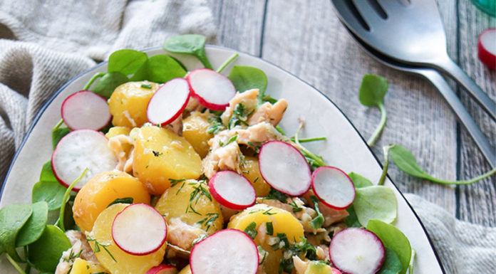 Kartoffelsalat mit Räuchersaibling Rezept. Jungen Kartoffeln, frischem Postelein (Portulak), Kapern, Frühlingszwiebel und Radieschen, mit einem Dressing aus Zitronensaft, Meerrettich, Dill und Olivenöl