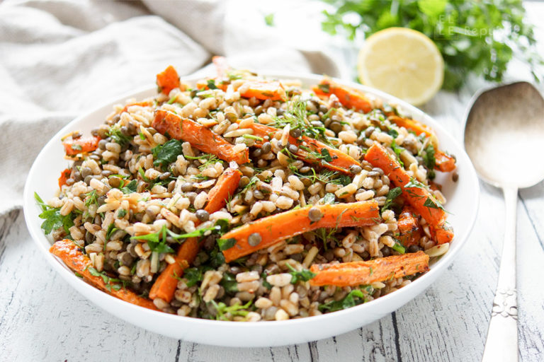 einfaches und gesundes Rezept für Orientalischer Linsensalat mit gerösteten Karotten und Dinkel. Dazu Aromen der Gewürze aus 1001 und einer Nacht von Kreuzkümmel (Cumin), Sumach und Zatar