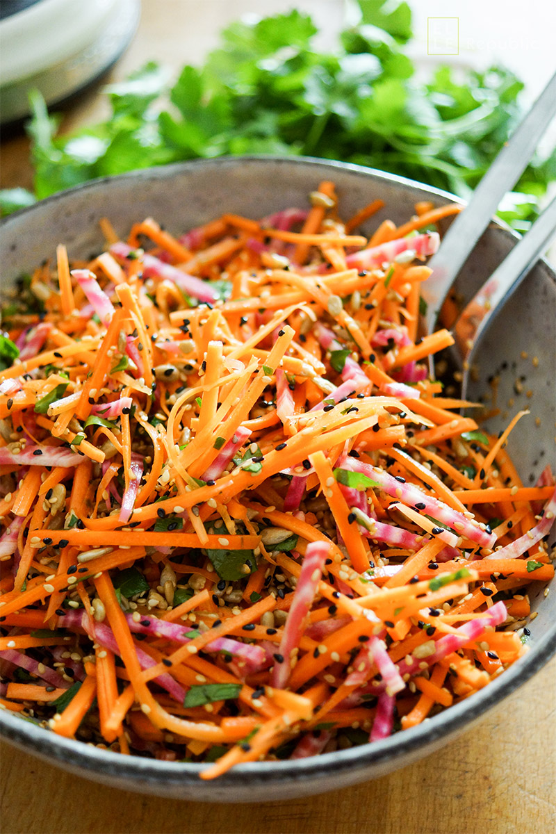einfaches Rezept für einen gesunden, veganen und vegetarischen Karottensalat mit Ringelbete, Sonnenblumenkernen, Sesamsamen und Schwarzkümmelsamen