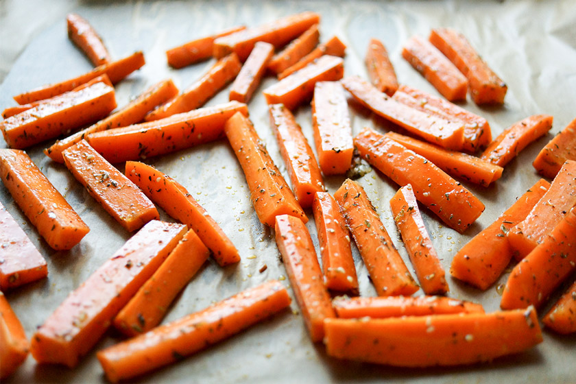 Zatar auf gerösteten Karotten für Orientalischer Linsensalat