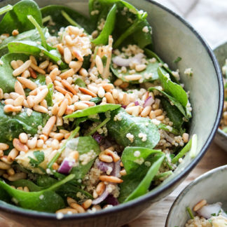 geröstetem weißem Spargelsalat Rezept mit Quinoa, Baby-Spinat und einem Zitronen Tahin Dressing, plus Pinienkernen. Vegan, glutenfrei