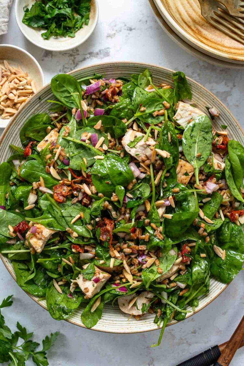 Salat mit Hähnchenbrust, Dinkel, getrockneten Tomaten und Mandeln