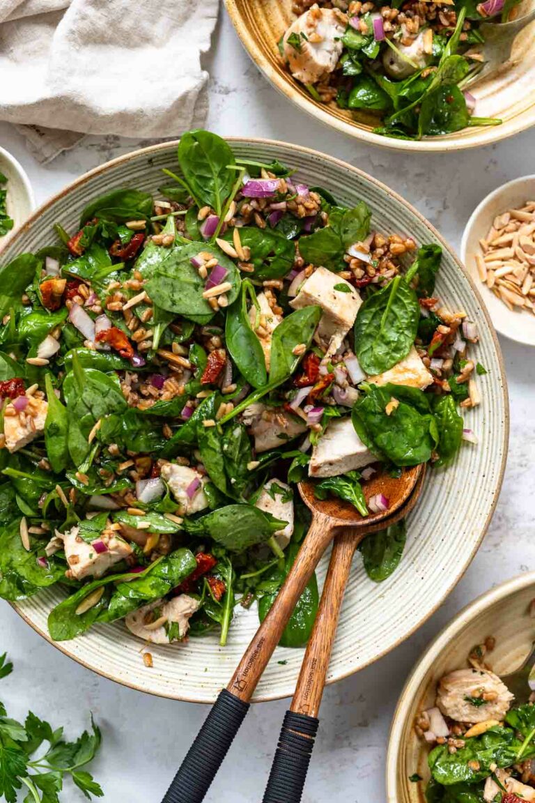 Salat mit Hähnchenbrust, Dinkel, getrockneten Tomaten & Mandeln