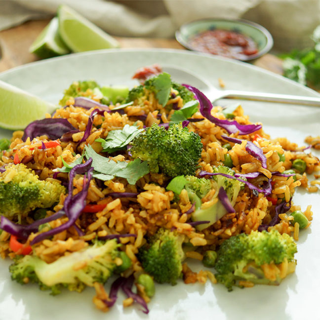 vegetarische Reispfanne Rezept (Nasi Goreng) mit Brokkoli, Erbsen, Rotkohl, Chili