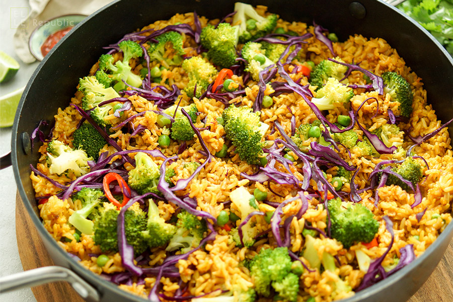 vegetarische Reispfanne Rezept (Nasi Goreng) mit Brokkoli, Erbsen, Rotkohl, Chili