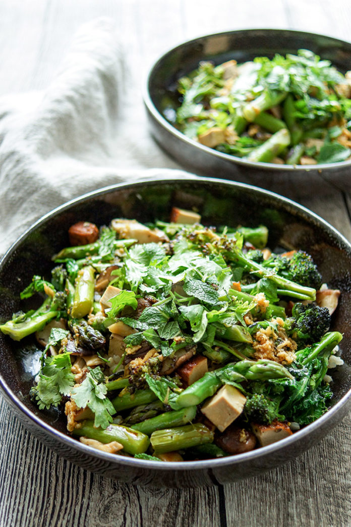 Wok-Gemüse-Pfanne mit geräuchertem Tofu Vegane Asiastische Wok-Gemüse-Pfanne (Stir-Fry) Rezept mit geräuchertem Tofu, Spargel, Spargelkohl, Pilze, Knoblauch, Ingwer, japanischer Reisessig, Soja-Soße und geröstetem Sesamöl