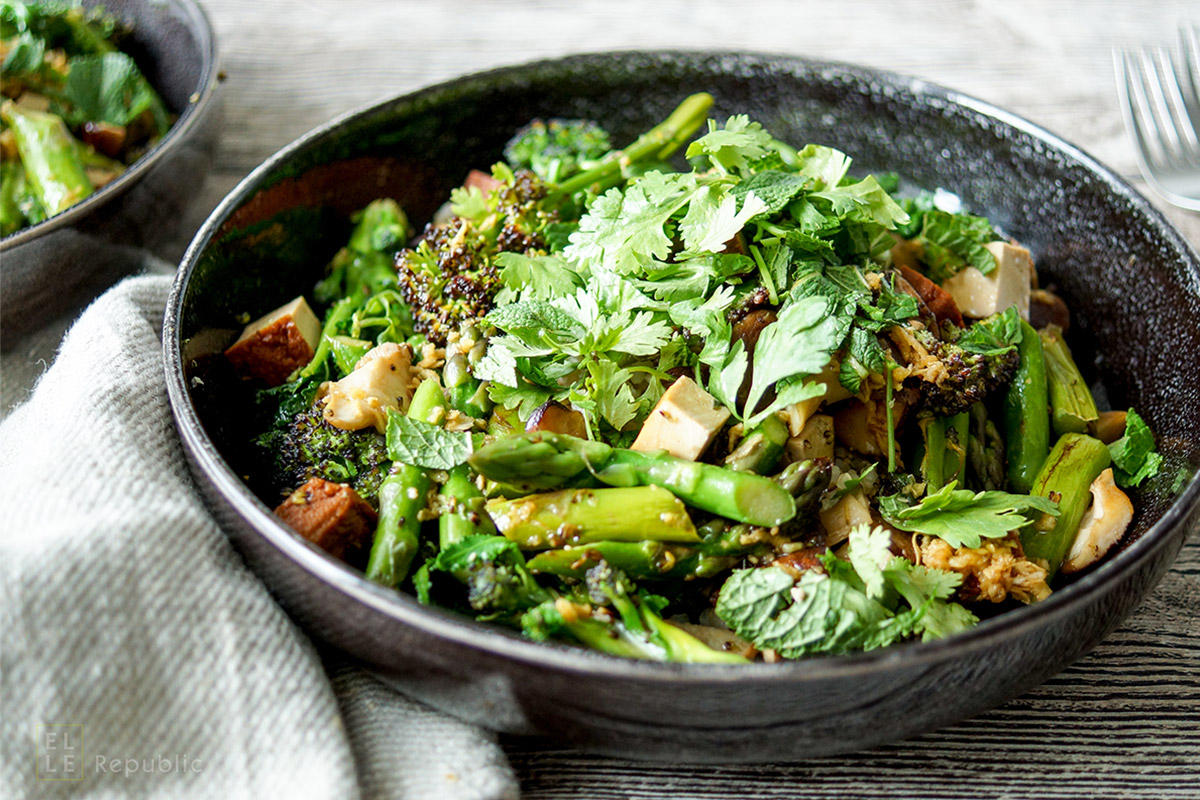 Wok-Gemüse-Pfanne mit geräuchertem Tofu Rezept | Elle Republic