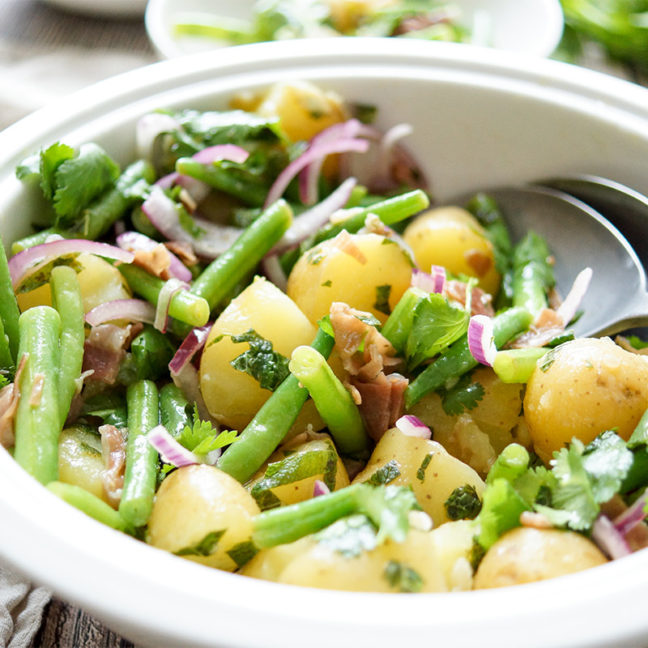 Bohnensalat mit Kartoffeln und knusprigem Parmaschinken, Koriander, Minze, Zitrone, gesundes Rezept zum Grillen