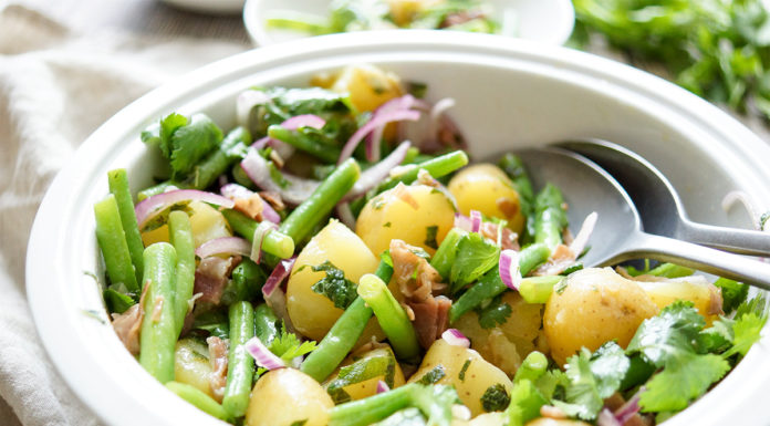 Bohnensalat mit Kartoffeln und knusprigem Parmaschinken, Koriander, Minze, Zitrone, gesundes Rezept zum Grillen