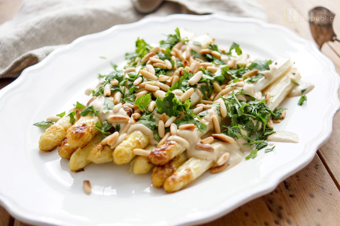 einfache Rezept für Gerösteter Spargel mit Tahin-Zitronen-Soße