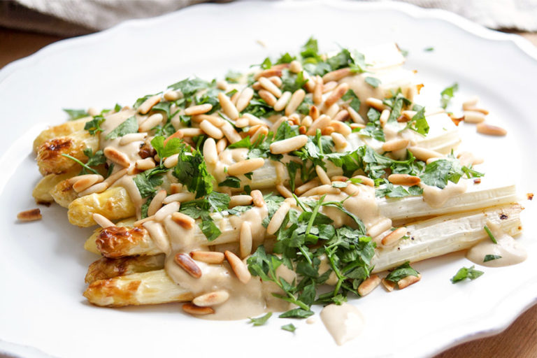 Gerösteter Spargel mit Tahin-Zitronen-Soße Rezept | Elle Republic