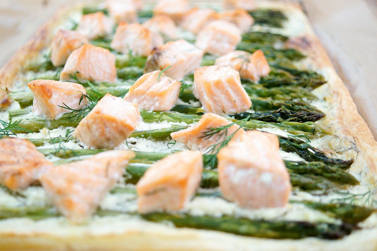 Lachs-Spargel-Tarte mit Blätterteig | Rezept | Elle Republic