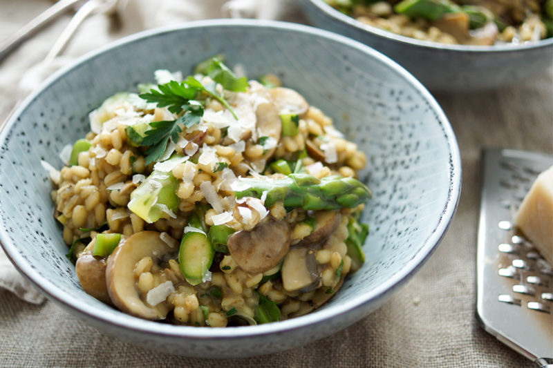 Rollgerste-Risotto mit Pilzen und Spargel Rezept | Elle Republic