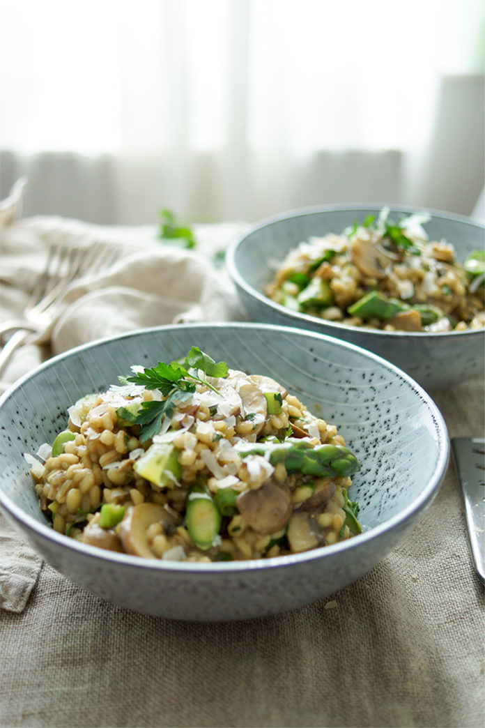 Rollgerste-Risotto mit Pilzen und Spargel Rezept | Elle Republic