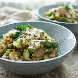 einfaches Rezept für ein leckeres Rollgerste-Risotto mit Pilzen trockenen Steinpilzen und frischen Crimini Pilzen. Dazu saisongerecht frischer, grüner Spargel. Für Veganer und Vegetarier auch geeignet.