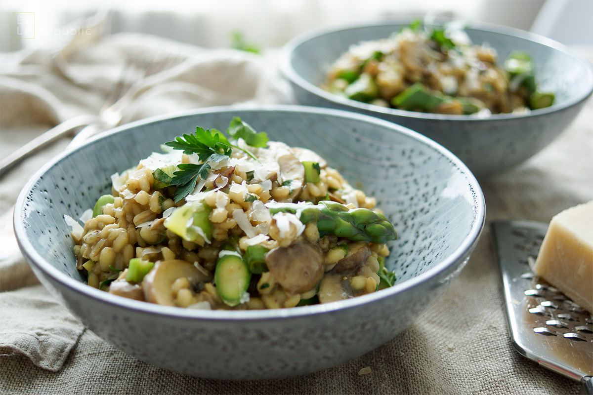 Rollgerste-Risotto mit Pilzen und Spargel Rezept | Elle Republic