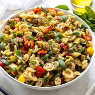 Close-Up: Mediterraner Nudelsalat mit Ofengemüse Rezept mit Paprika, Aubergine, Zucchini, und Tomaten