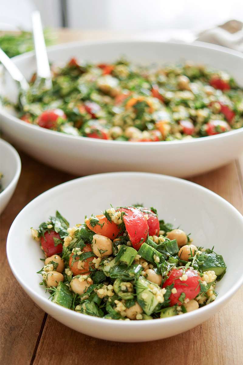 orientalisches Rezept für Kicherebsen Taboulé mit Hirse, Dill, Minze und Petersilie. Vegan und glutenfrei