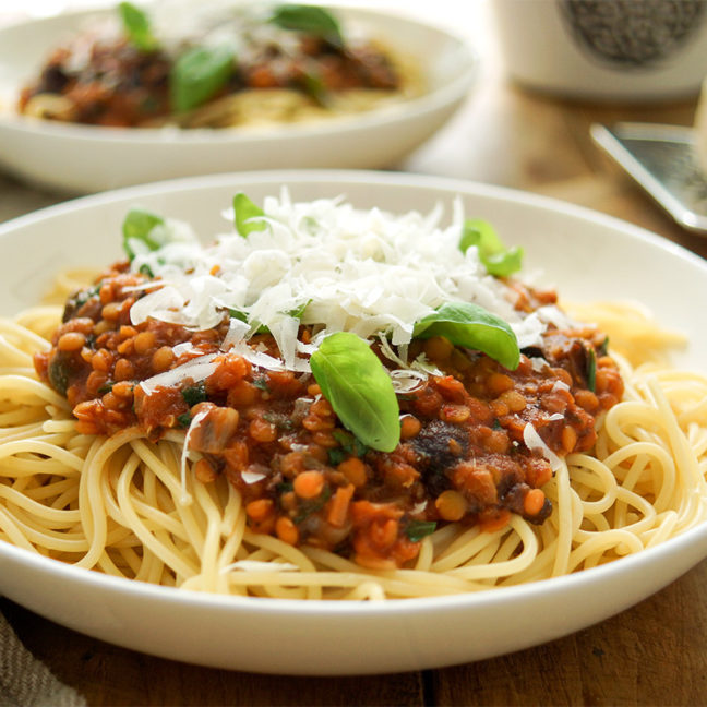 Pasta alla Puttanesca mit roten Linsen, Tomaten, Oliven, Kapern und Knoblauch. Ein einfaches, schnelles Rezept.