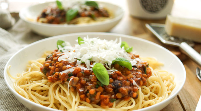 Pasta alla Puttanesca mit roten Linsen, Tomaten, Oliven, Kapern und Knoblauch. Ein einfaches, schnelles Rezept.