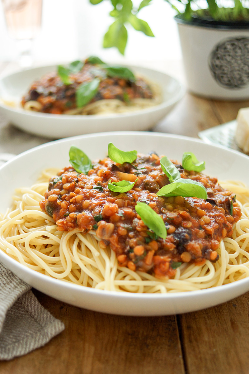 Spaghetti alla Puttanesca mit roten Linsen, Tomaten, Oliven, Kapern und Knoblauch. Ein einfaches, schnelles Rezept.