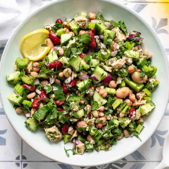 Ein gemischter Bohnensalat mit Thunfisch Rezept voller mediterraner Aromen inklusive Zitrone, Knoblauch und frischen Kräutern