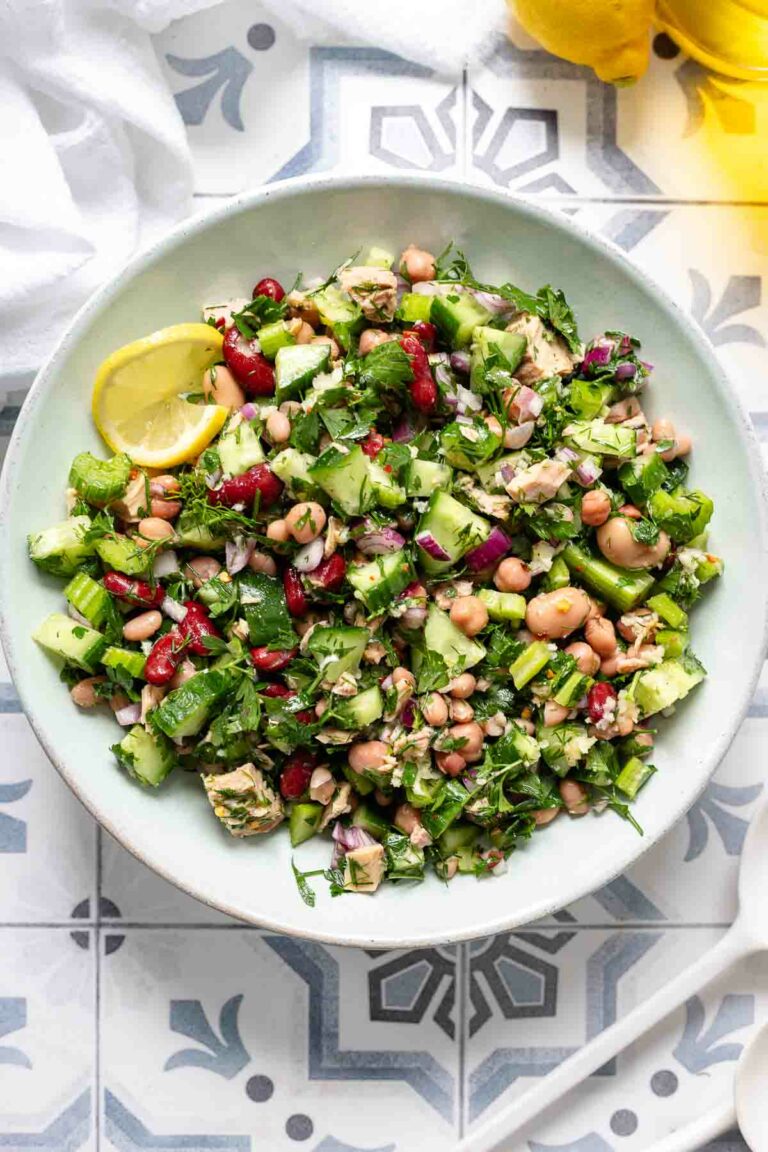 Ein gemischter Bohnensalat mit Thunfisch Rezept voller mediterraner Aromen inklusive Zitrone, Knoblauch und frischen Kräutern