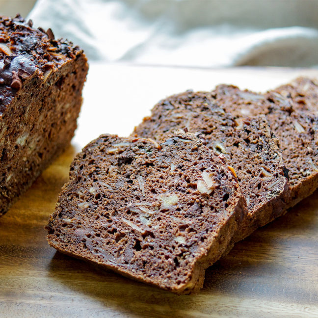 Veganes Schoko-Bananenbrot mit dunkler Schokolade und Kakao Nibs