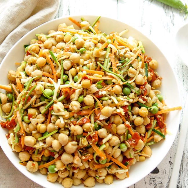 einfaches Rezept für einen gesunden Kichererbsensalat mit frischem Gemüse und getrockneten Tomaten. Dazu gibt es geröstete Körner und geröstetes Sesamöl. Das Rezept ist vegan, vegetarisch und glutenfrei.