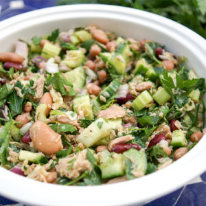 Ein gemischter Bohnensalat mit Thunfisch Rezept voller mediterraner Aromen inklusive Zitrone, Knoblauch und frischen Kräutern