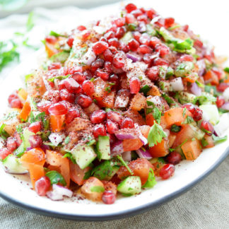 Persischer Gurken-Tomatensalat Rezept mit Granatapfel und Sumach, Vegan