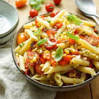 Sommer Nudelsalat mit Mais und Tomate Rezept: frischem Mais, Cherry-Tomaten, Basilikum, Pinienkernen. Vegan, Vegetarisch