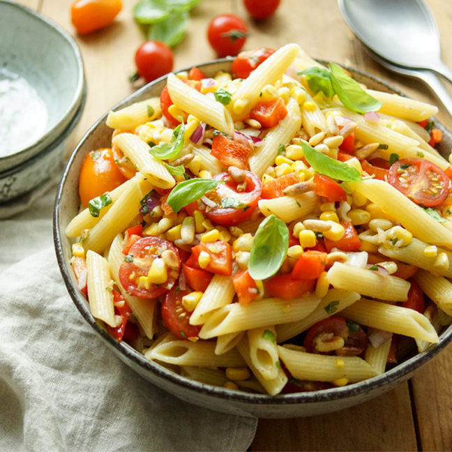 Sommer Nudelsalat mit Mais und Tomate Rezept: frischem Mais, Cherry-Tomaten, Basilikum, Pinienkernen. Vegan, Vegetarisch