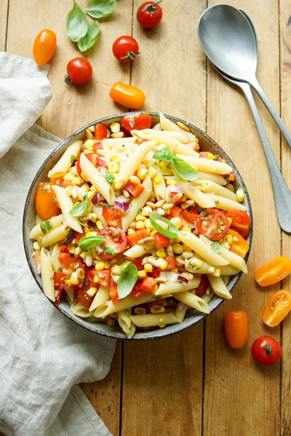 Sommer Nudelsalat mit Mais und Tomate Rezept | Elle Republic Sommer Nudelsalat mit Mais und Tomate Rezept | Elle Republic