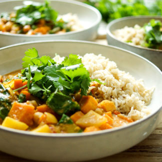 Veganes Kichererbsen Curry mit Suesskartoffeln Rezept mit Möhren, Koriander, Kreuzkümmel, Zimt, Kurkuma, Cayenne-Pfeffer, frischem Ingwer, Knoblauch und roten Chilischoten