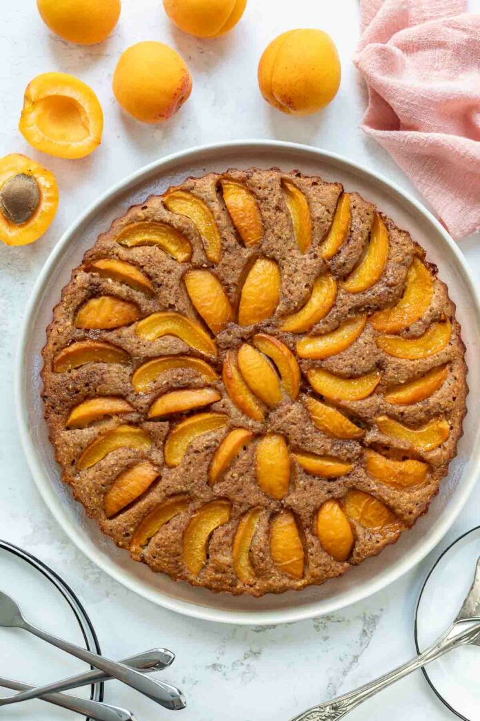 Einfache Sommerliche Aprikosentarte Rezept mit Buttermilch und Kardamom. Servierbereit – goldbraun gebacken und fruchtig belegt.