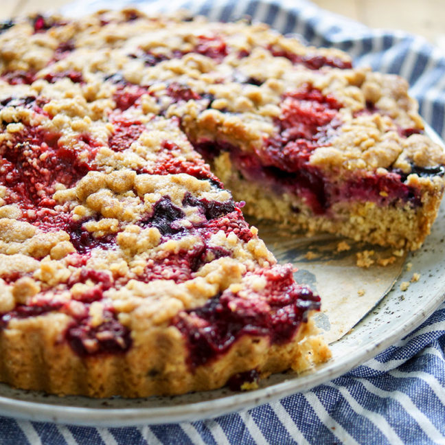 einfaches Rezept für einen Streuselkuchen mit Beeren (Heidelbeeren, Johannisbeeren, Himbeeren, Erdbeeren) und einem Teig aus Buttermilch ohne Eier