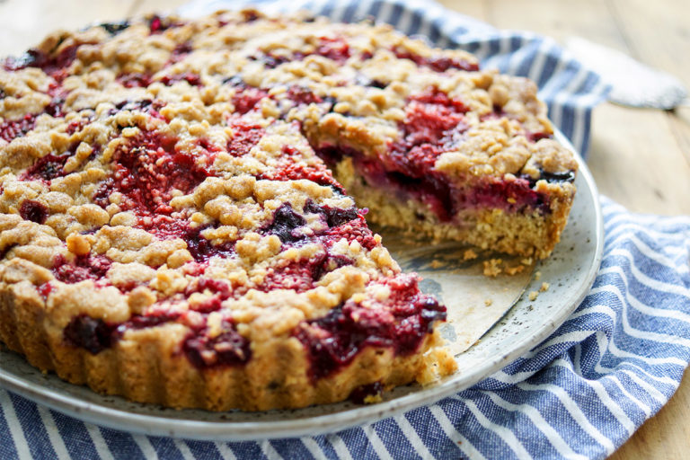 Mixed Berry Crumble Cake