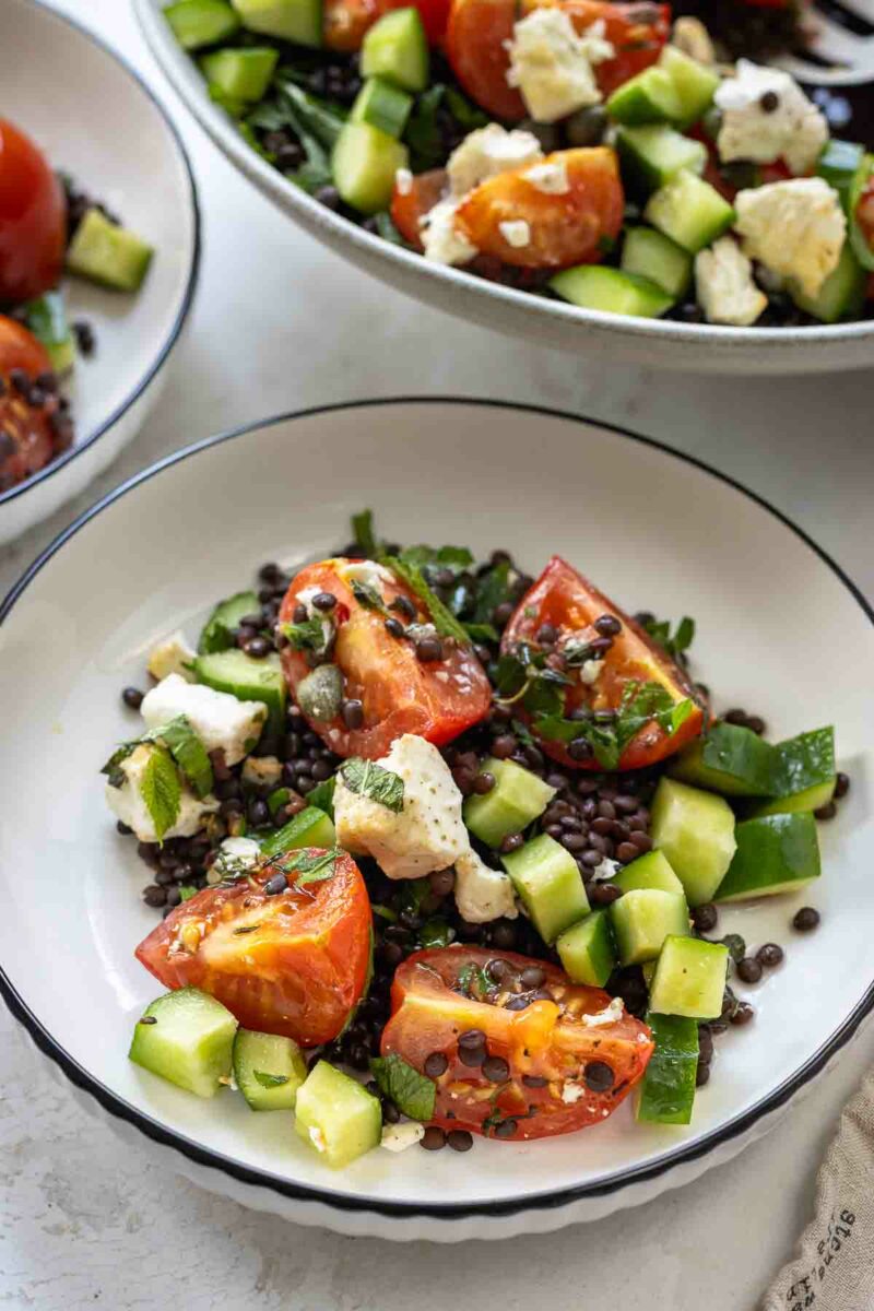 einfaches Rezept für Linsensalat mit geröstetem Feta und Tomaten mit Gurke, Minze, Petersilie und Zitrone